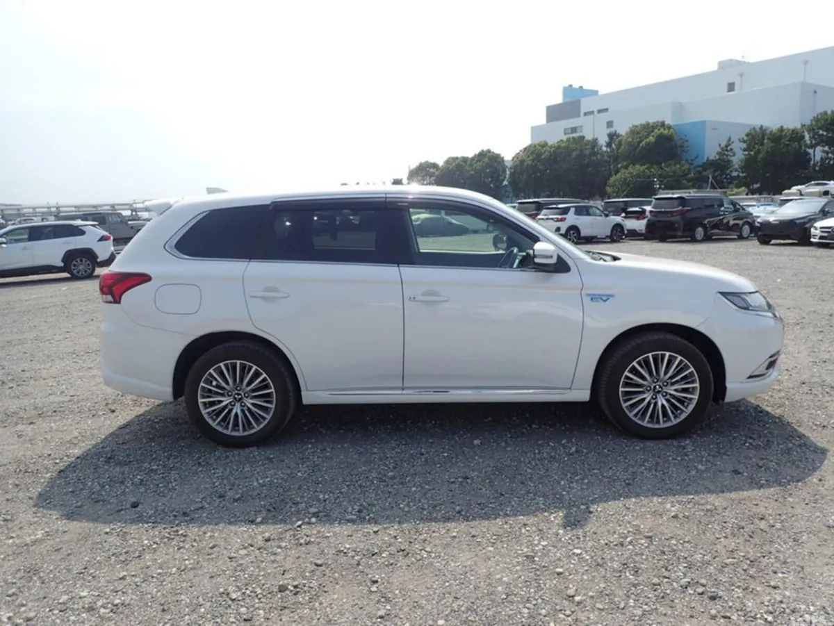 Mitsubishi Outlander SUV, Petrol Hybrid, 2018, White