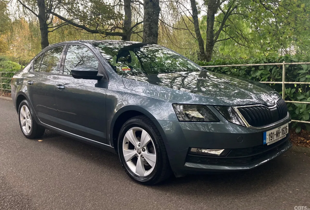 Skoda Octavia Saloon, Diesel, 2019, Grey