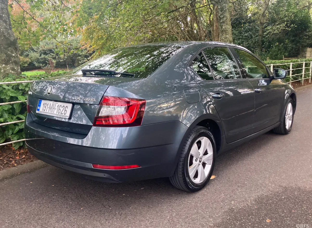 Skoda Octavia Saloon, Diesel, 2019, Grey