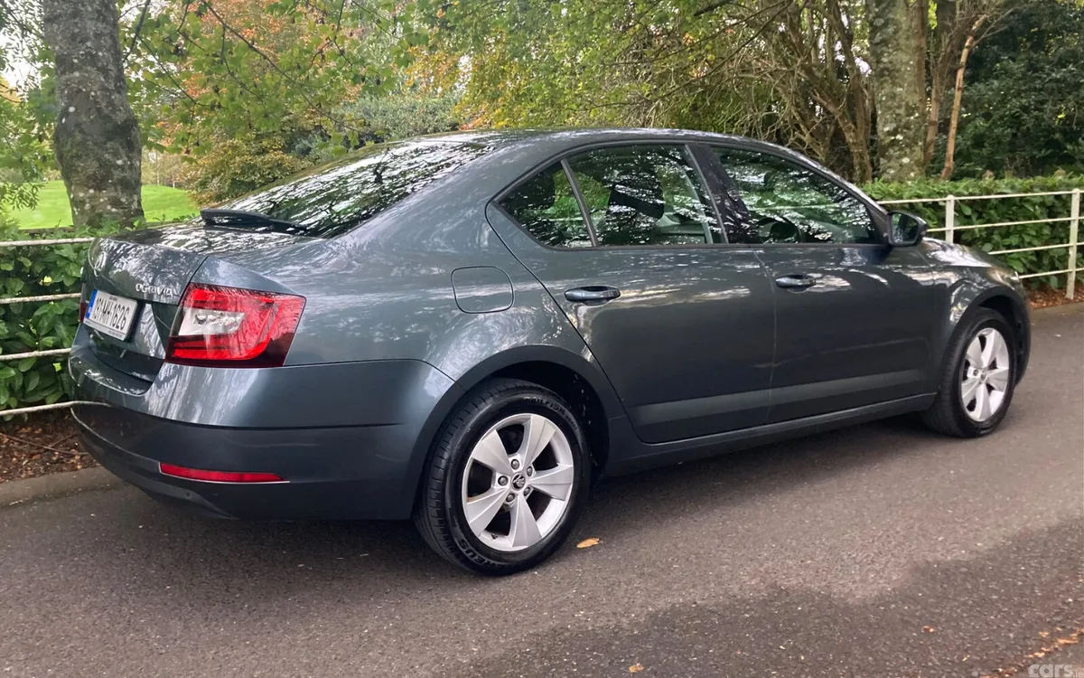 Skoda Octavia Saloon, Diesel, 2019, Grey