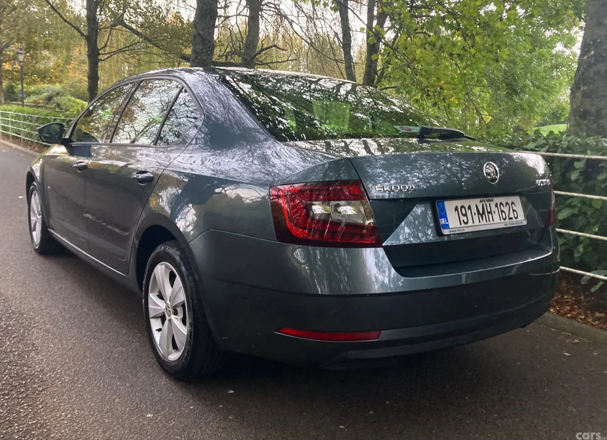 Skoda Octavia Saloon, Diesel, 2019, Grey