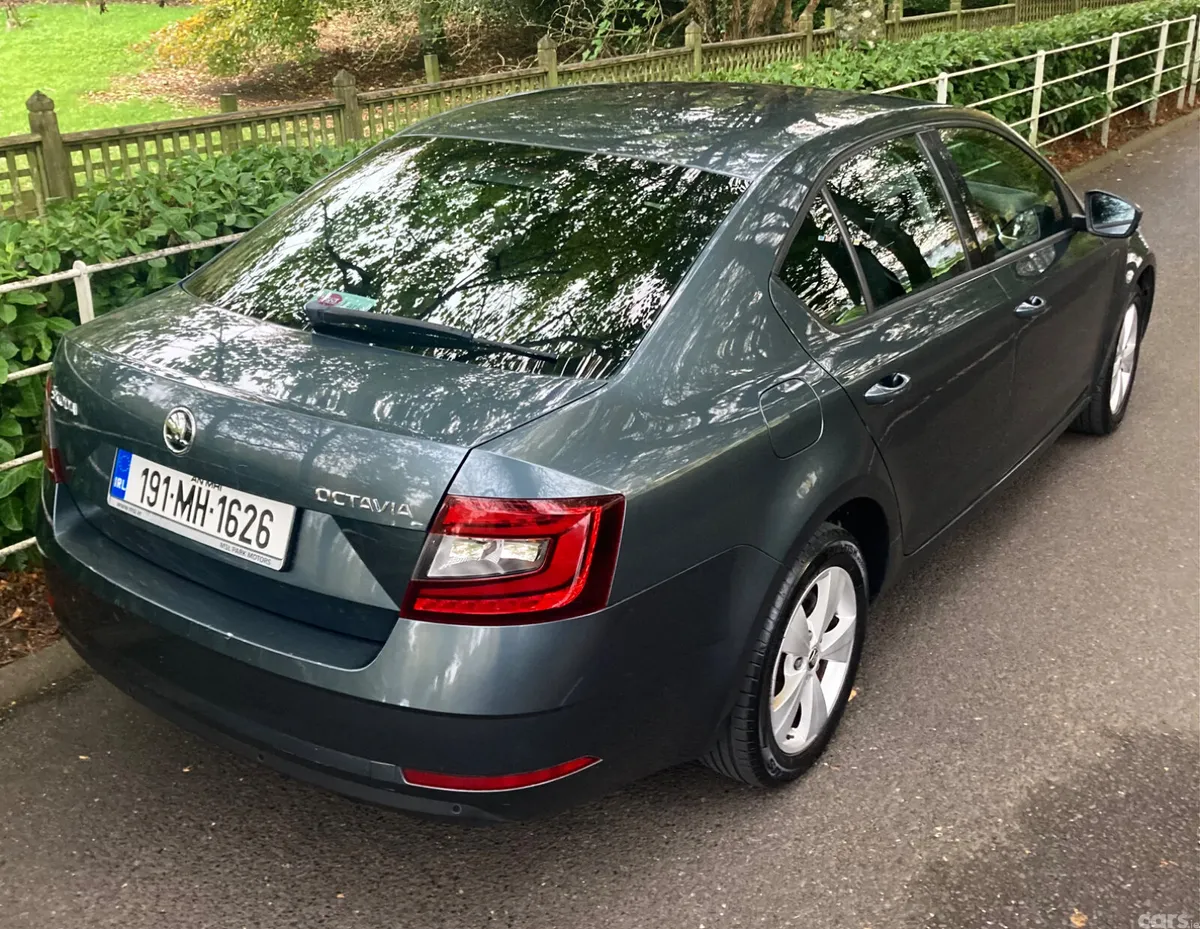 Skoda Octavia Saloon, Diesel, 2019, Grey