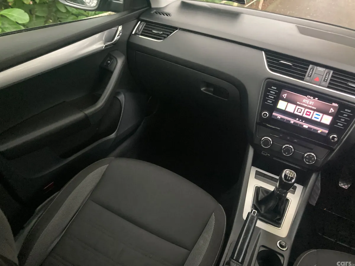 Skoda Octavia Saloon, Diesel, 2019, Grey
