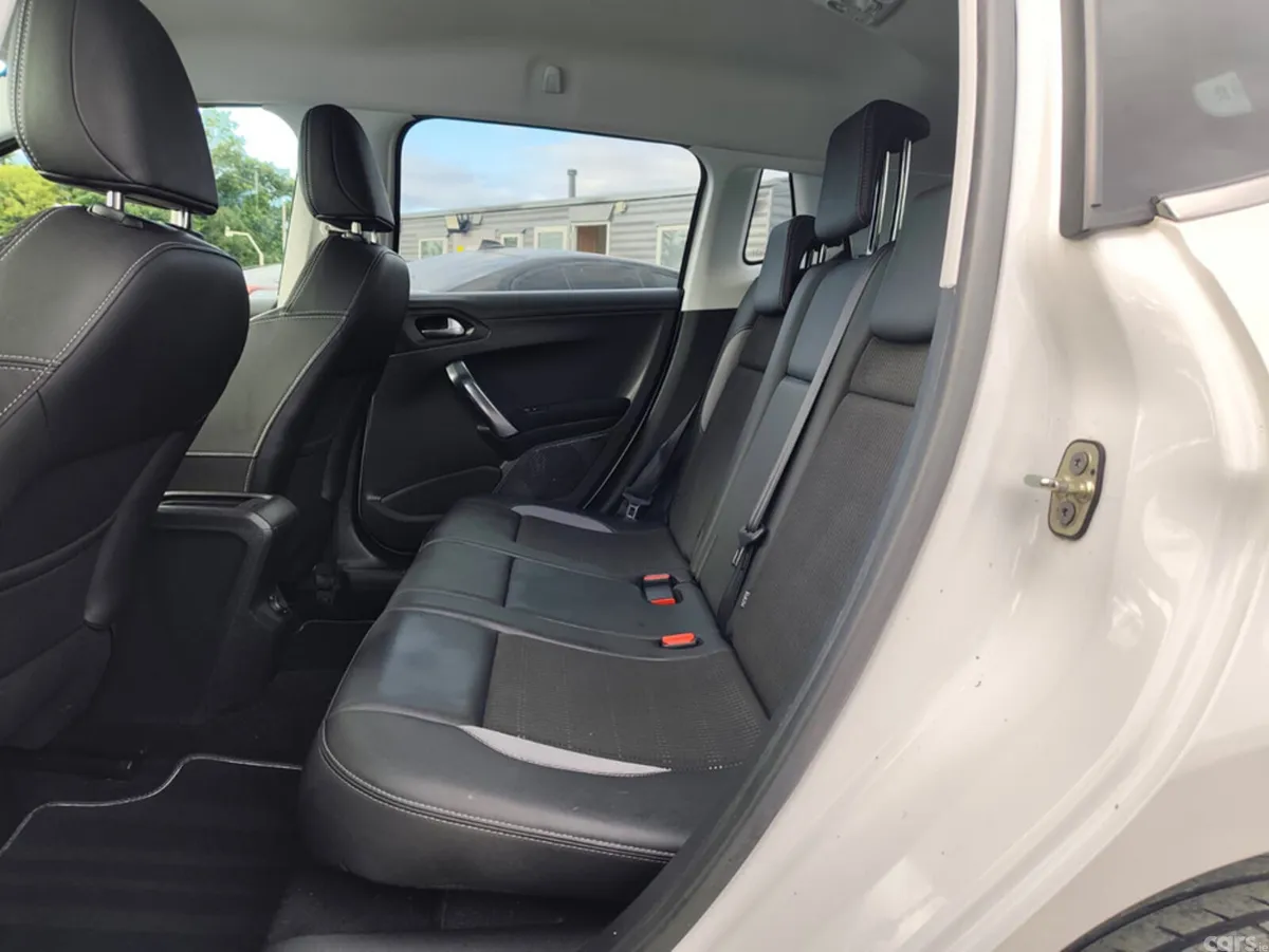 Peugeot 2008 Hatchback, Petrol, 2014, White
