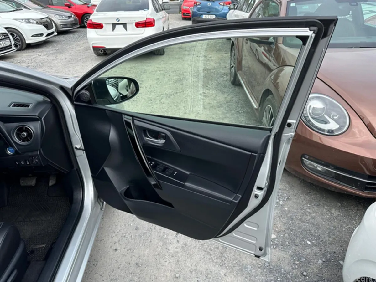 Toyota Auris Hatchback, Petrol Hybrid, 2016, Silver