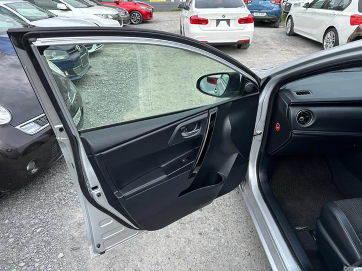 Toyota Auris Hatchback, Petrol Hybrid, 2016, Silver