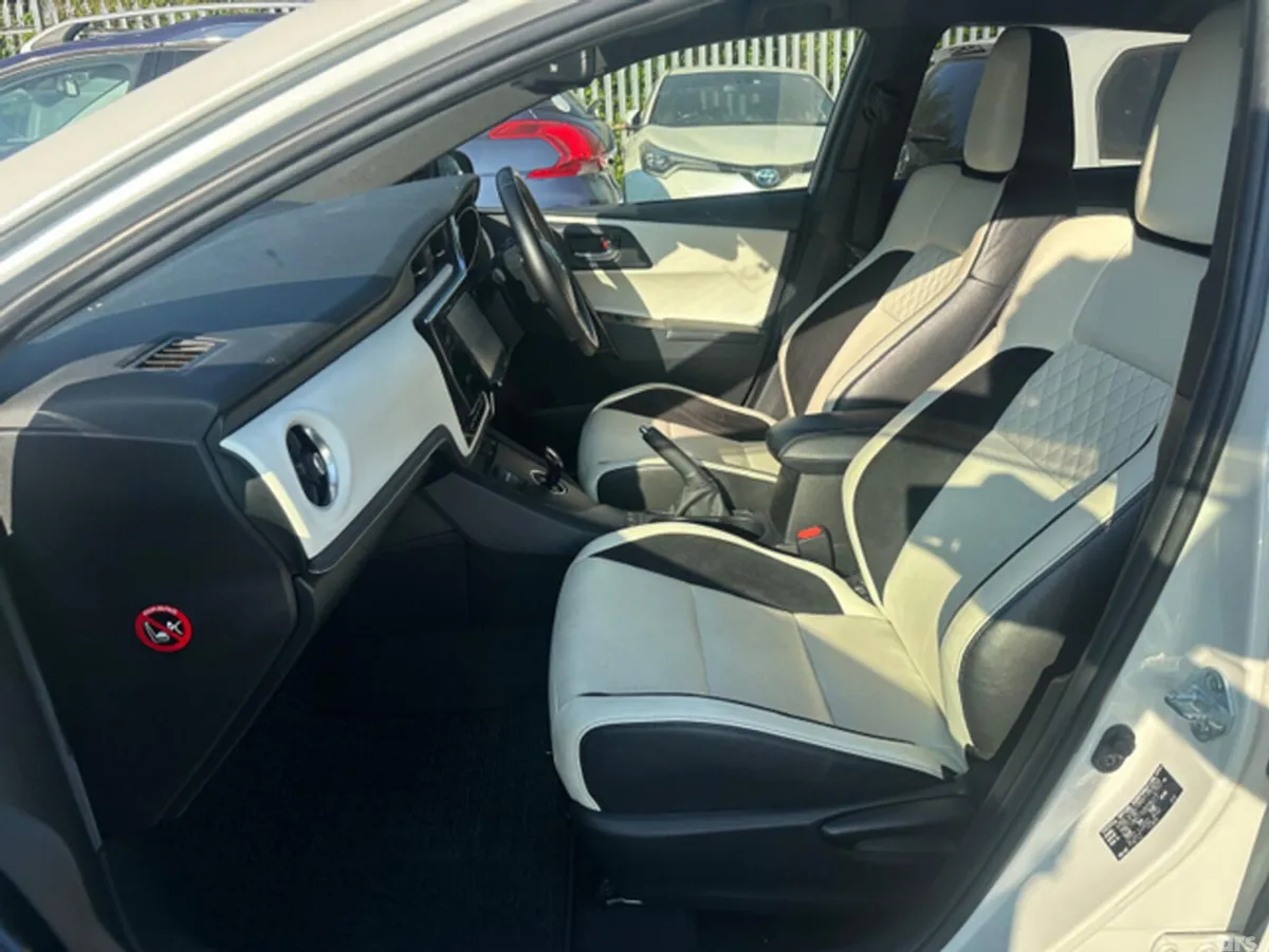 Toyota Auris Hatchback, Petrol Hybrid, 2016, White