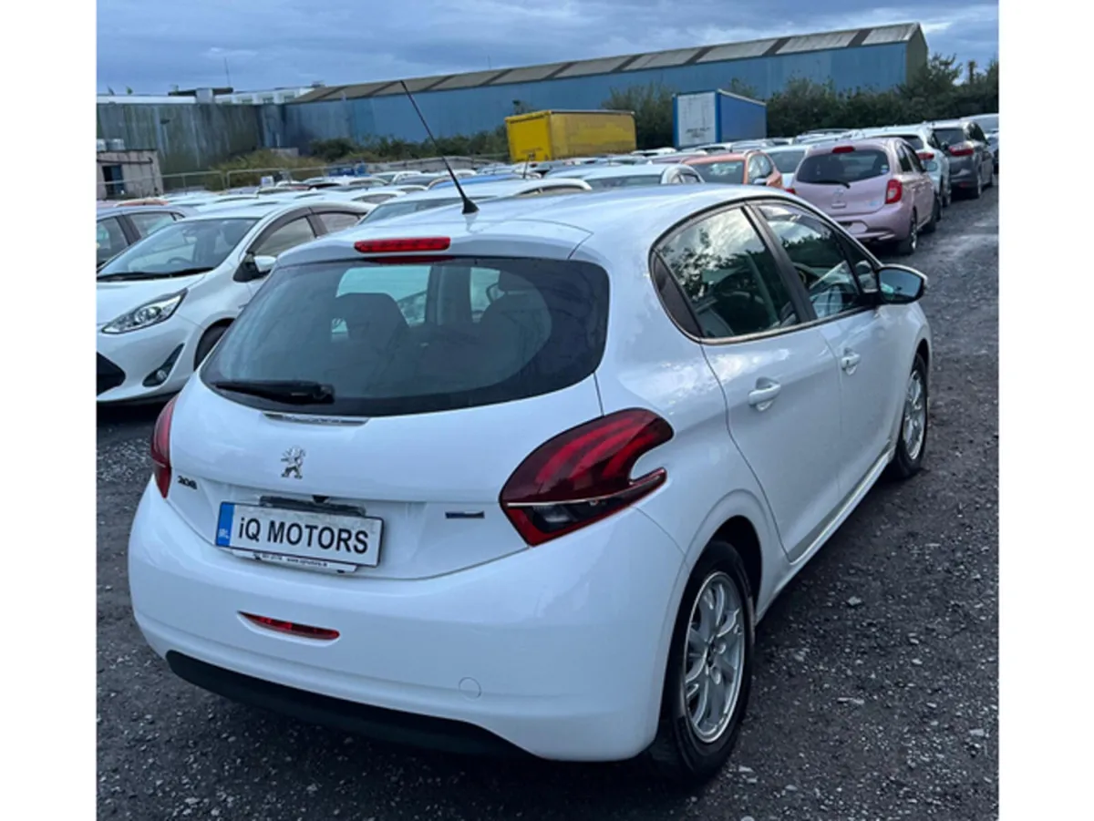 Peugeot 208 Hatchback, Petrol, 2016, White