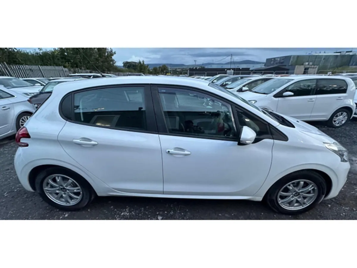 Peugeot 208 Hatchback, Petrol, 2016, White