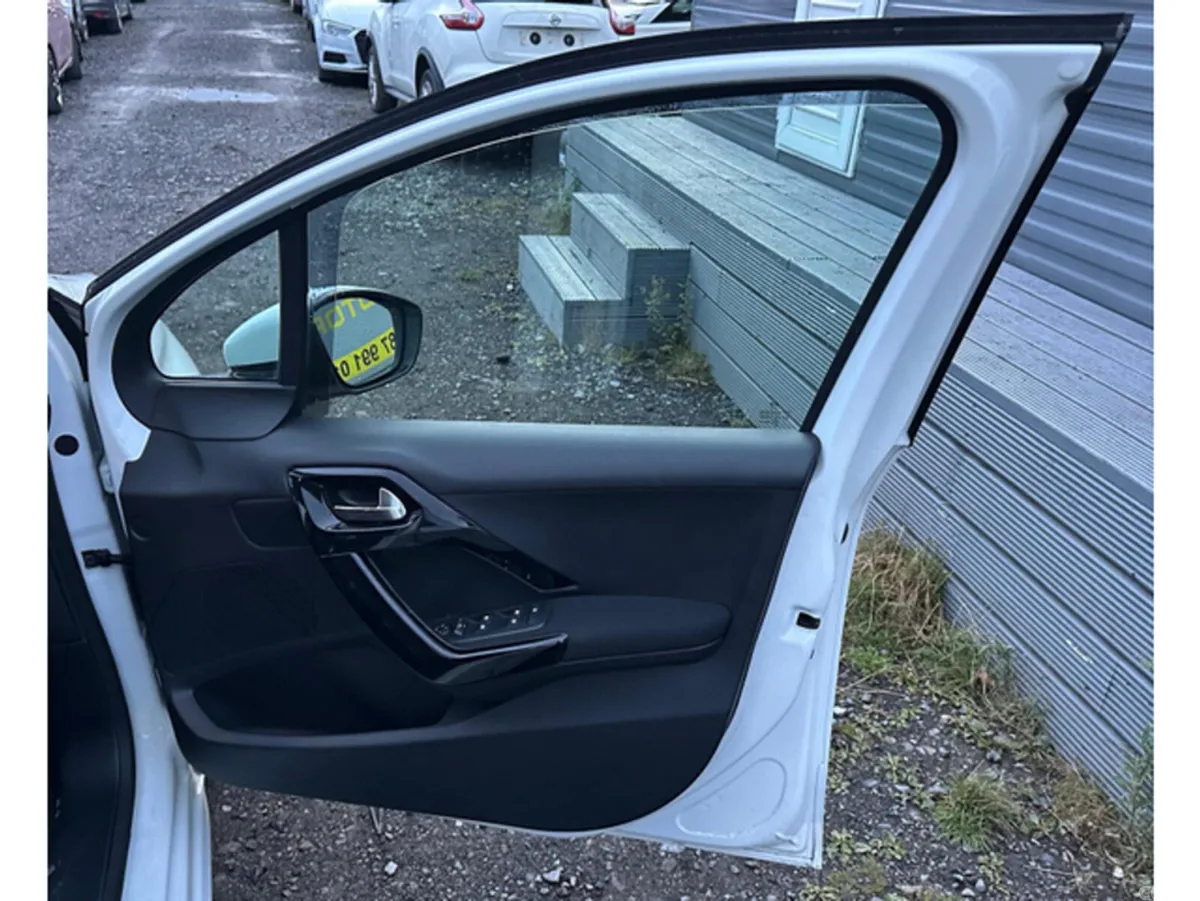 Peugeot 208 Hatchback, Petrol, 2016, White