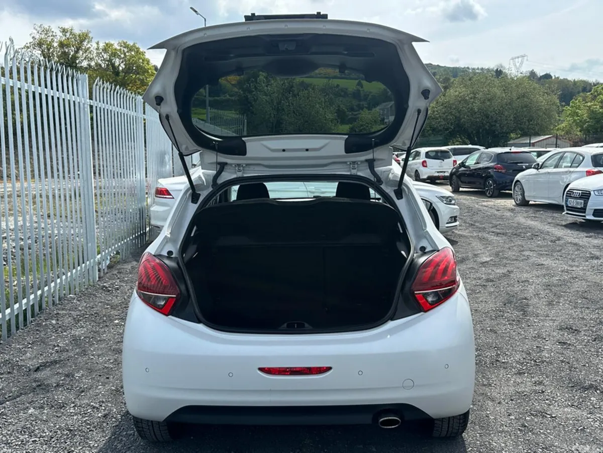 Peugeot 208 Hatchback, Petrol, 2017, White