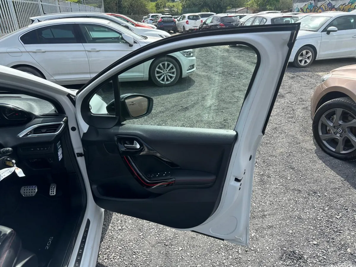 Peugeot 208 Hatchback, Petrol, 2017, White