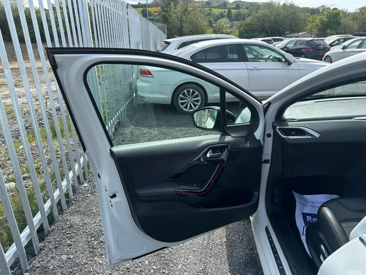 Peugeot 208 Hatchback, Petrol, 2017, White