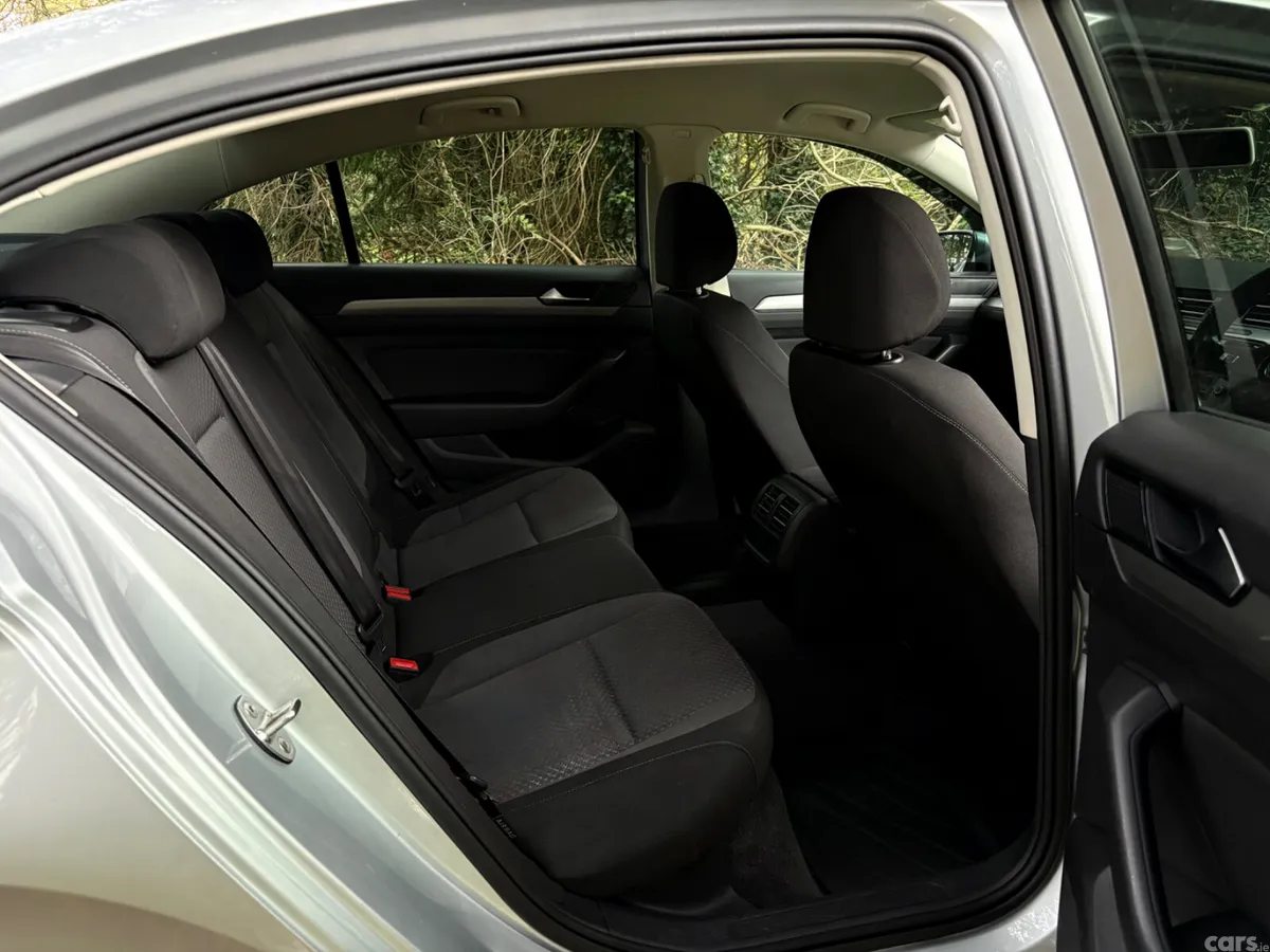 Volkswagen Passat Saloon, Diesel, 2017, Silver
