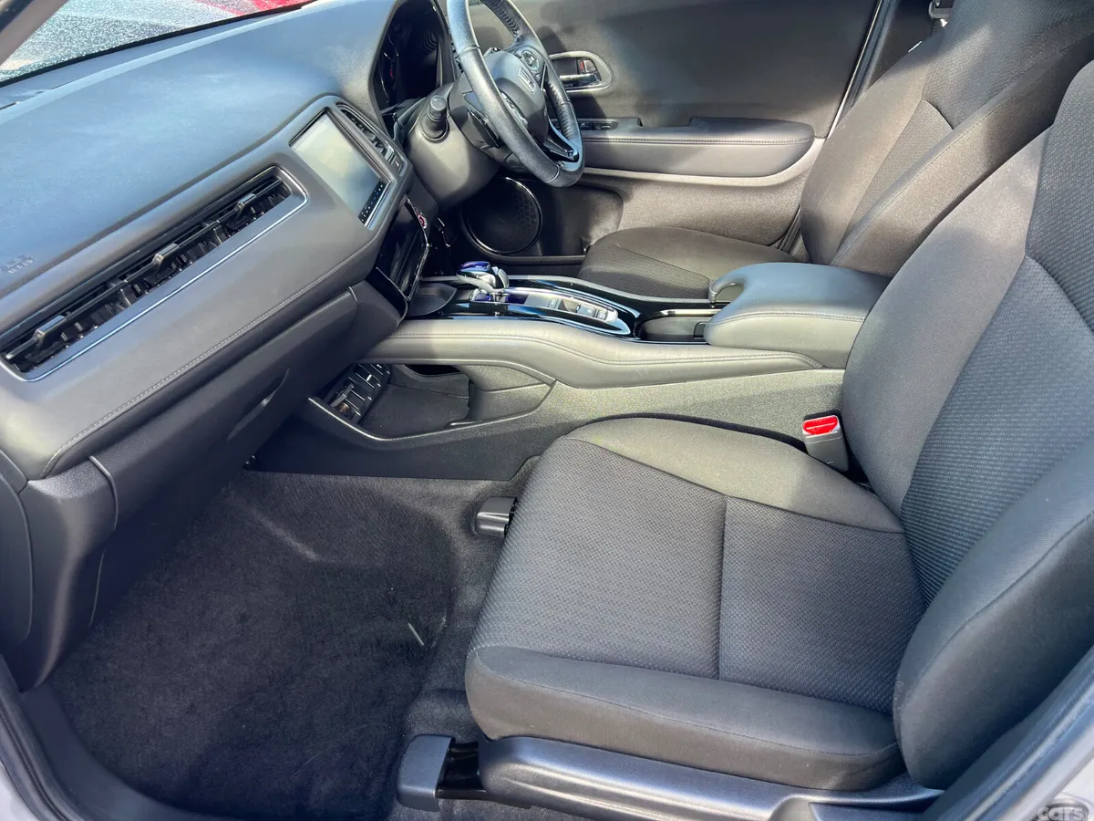 Honda Vezel Hatchback, Petrol, 2017, Silver