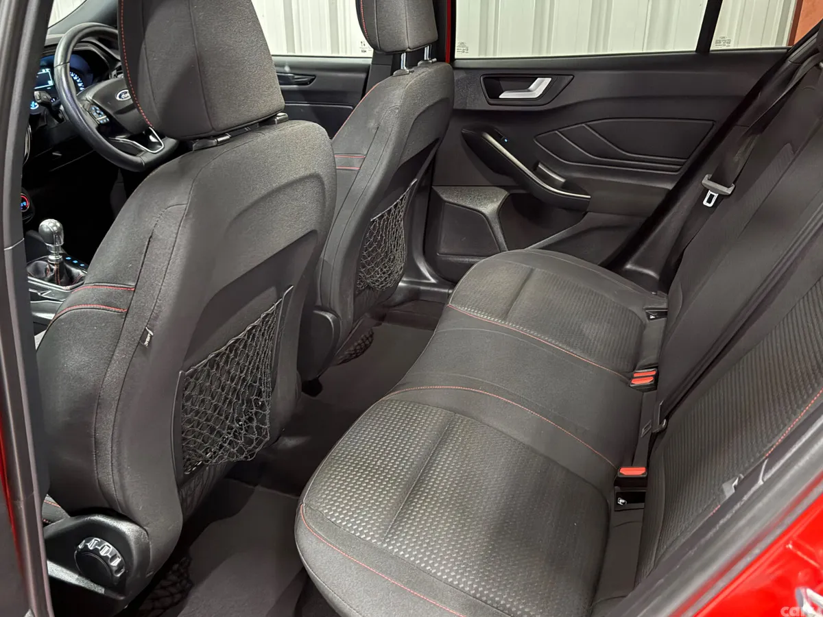 Ford Focus Hatchback, Diesel, 2020, Red