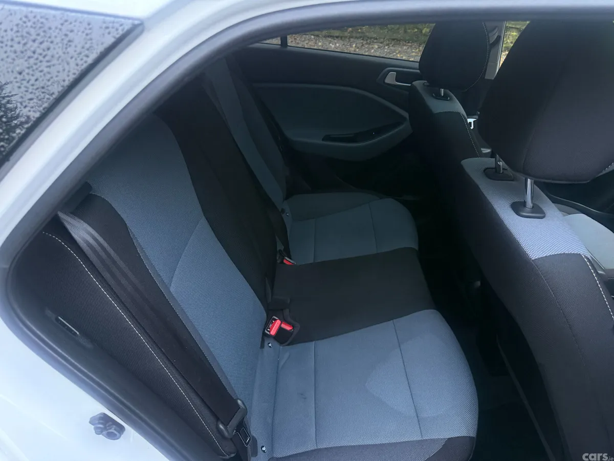 Hyundai i20 Hatchback, Petrol, 2015, White