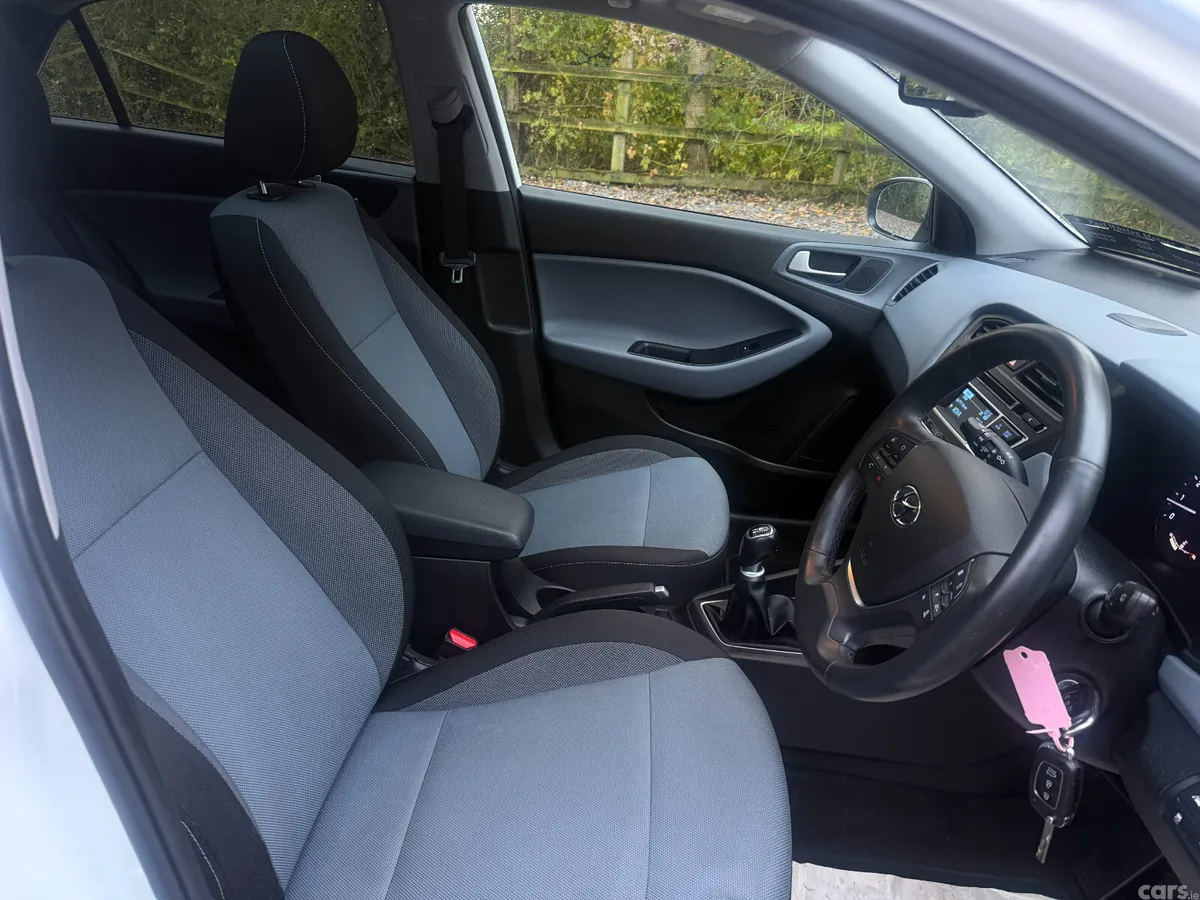 Hyundai i20 Hatchback, Petrol, 2015, White