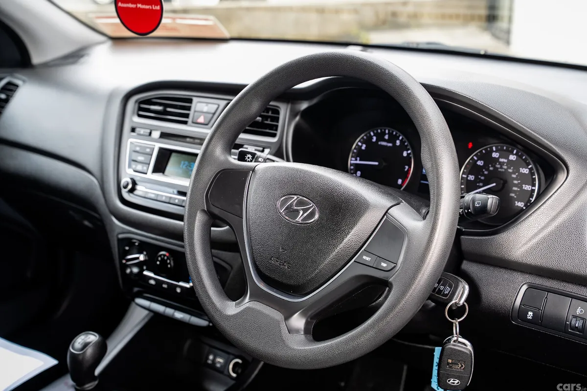 Hyundai i20 Hatchback, Petrol, 2017, Black