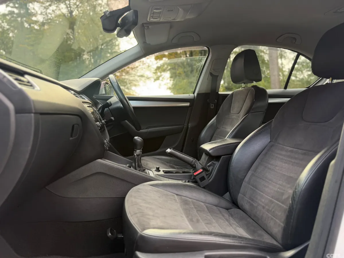 Skoda Octavia Hatchback, Diesel, 2015, White