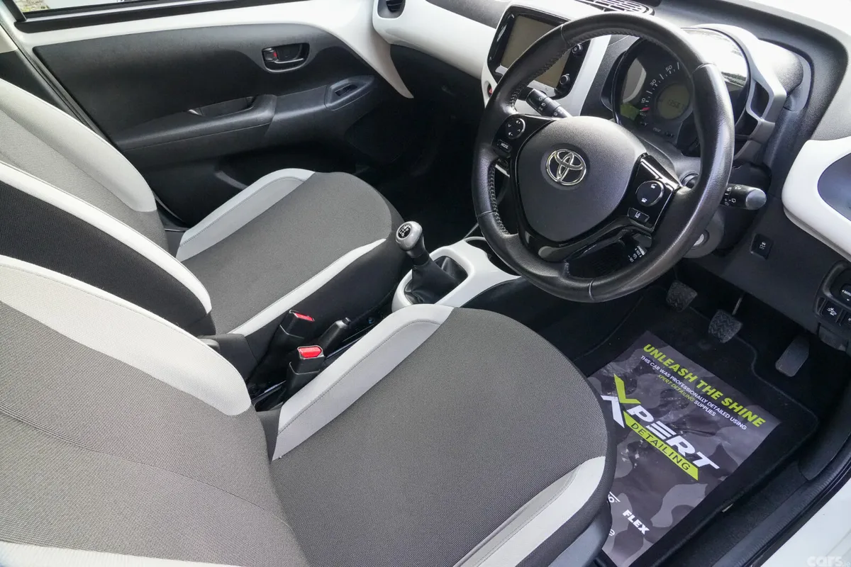 Toyota Aygo Hatchback, Petrol, 2016, White