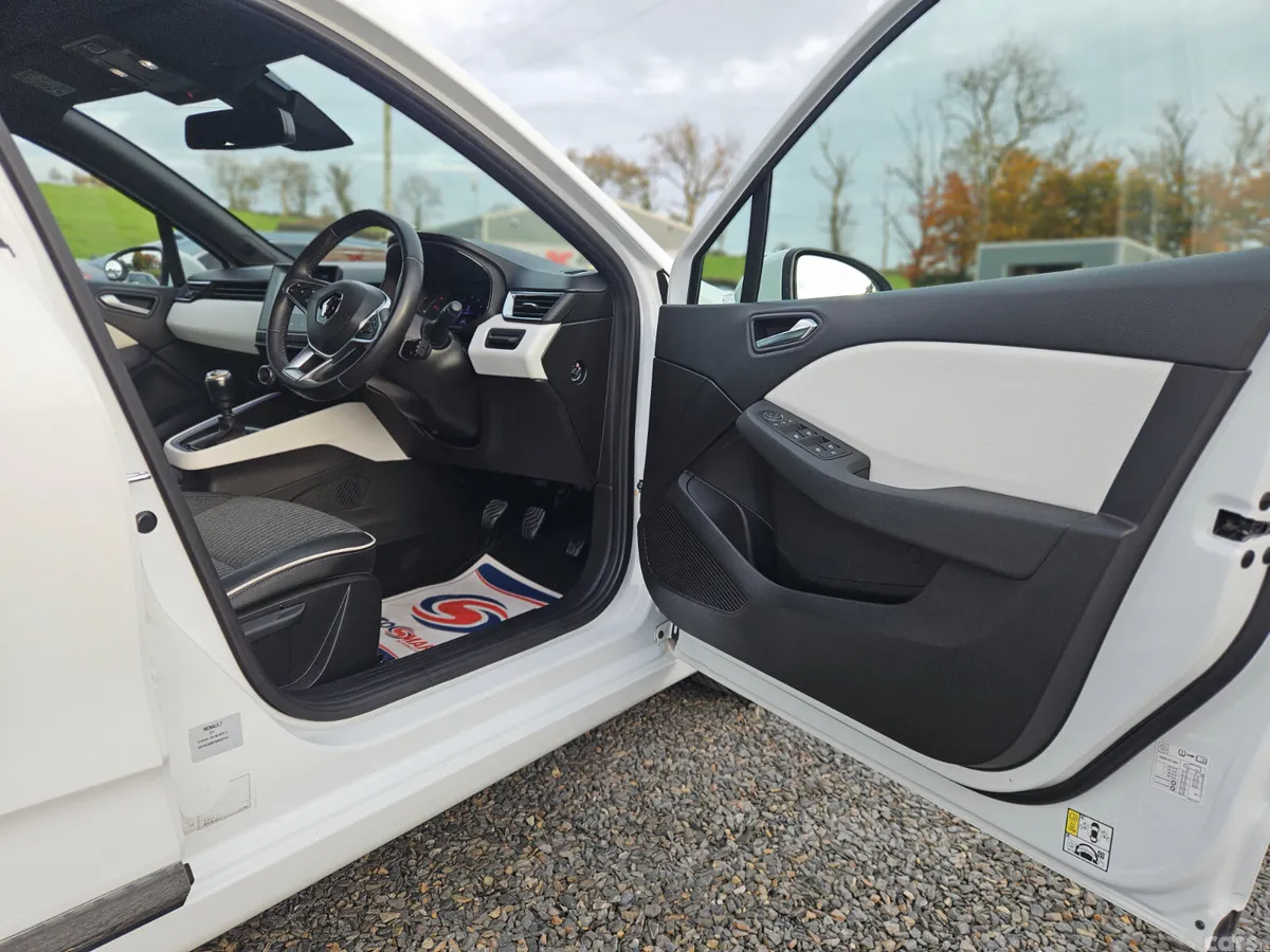 Renault Clio Hatchback, Petrol, 2022, White