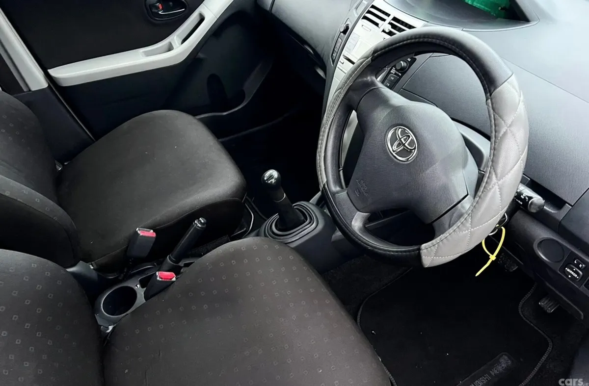 Toyota Yaris Hatchback, Petrol, 2006, Silver