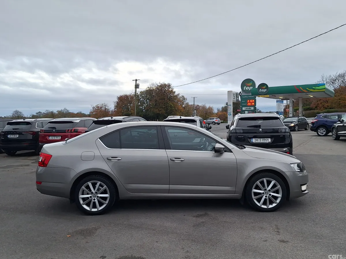 Skoda Octavia Saloon, Diesel, 2017, Yellow