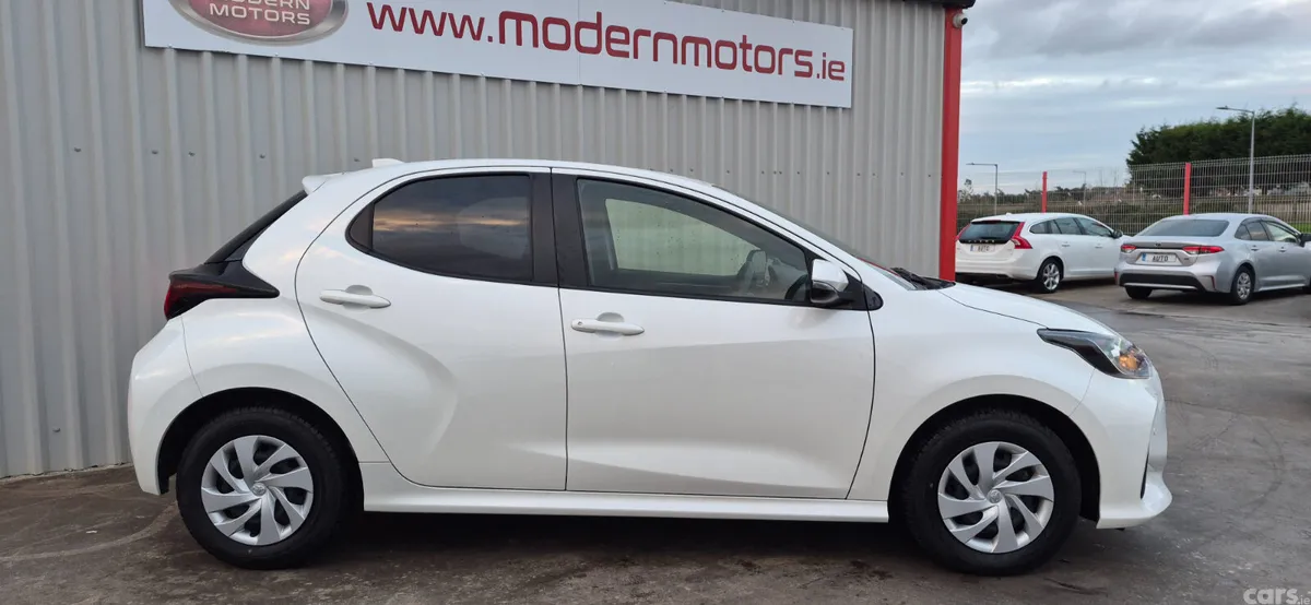 Toyota Yaris Hatchback, Petrol Hybrid, 2021, White