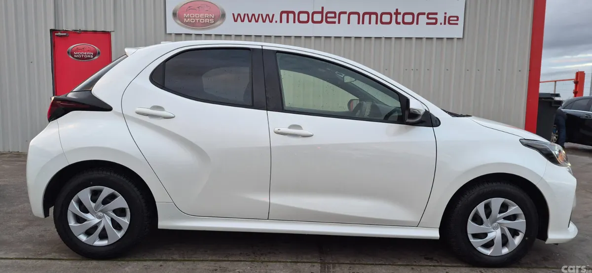 Toyota Yaris Hatchback, Petrol Hybrid, 2021, White