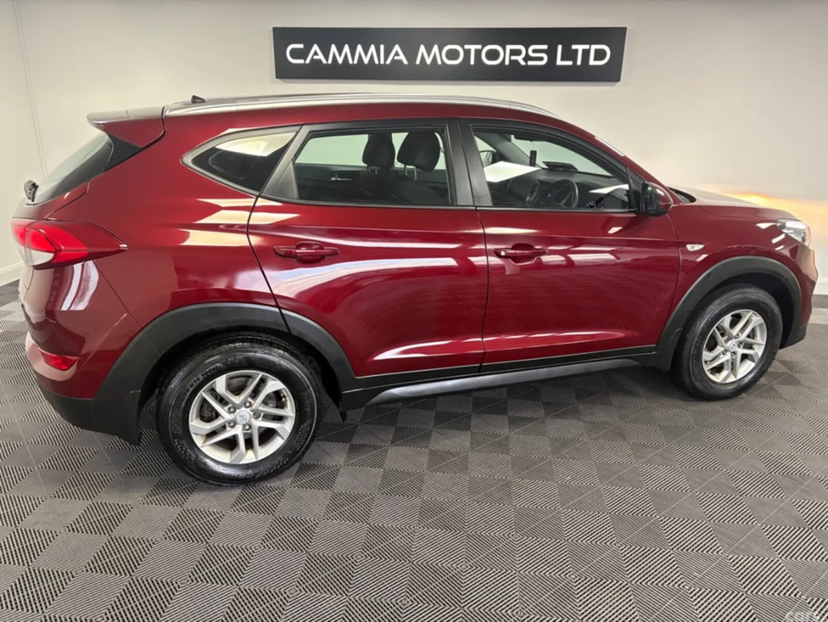 Hyundai Tucson MPV, Petrol, 2016, Red