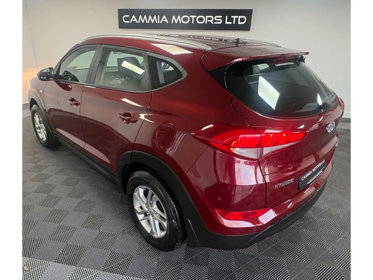 Hyundai Tucson MPV, Petrol, 2016, Red