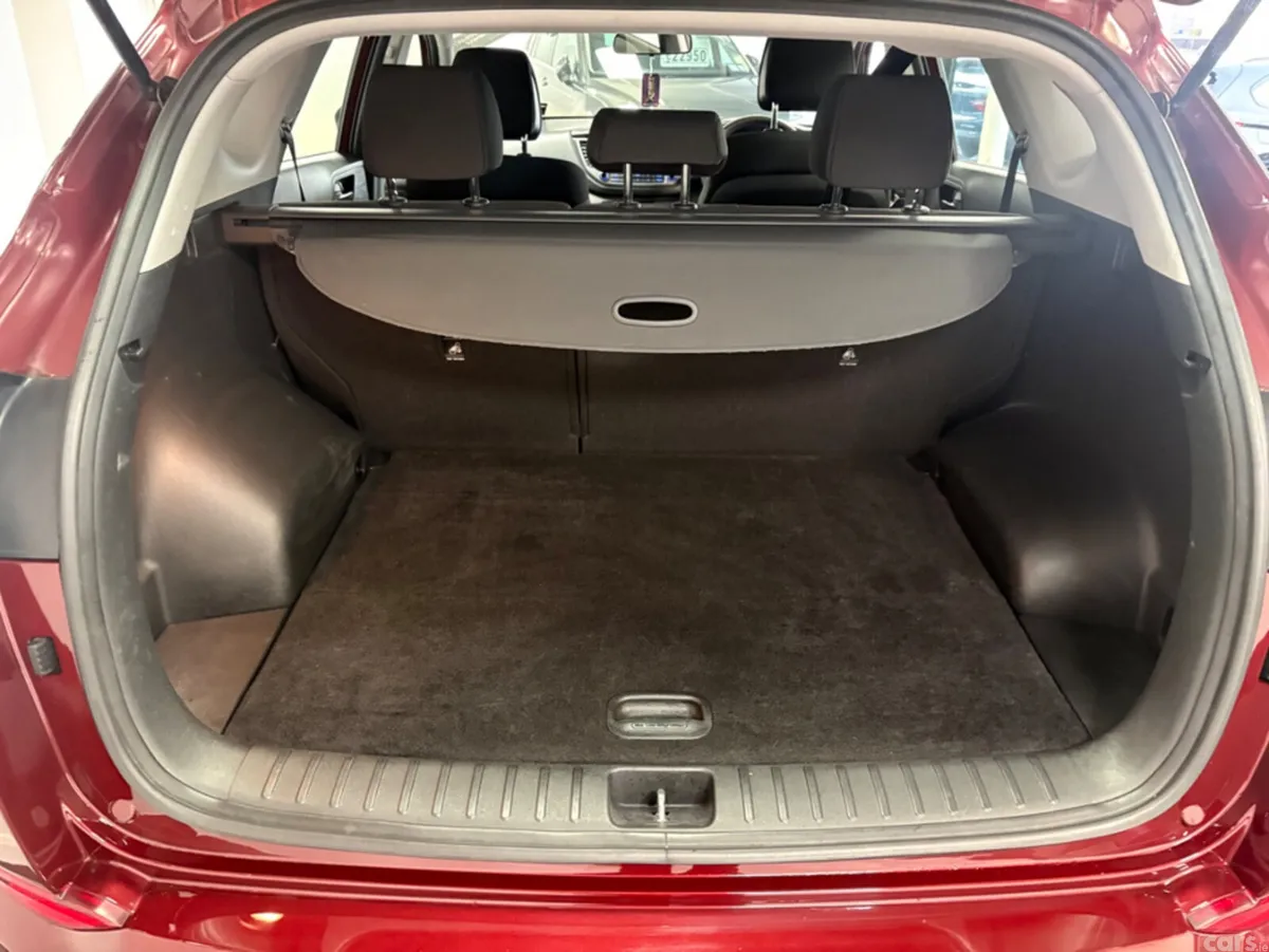 Hyundai Tucson MPV, Petrol, 2016, Red