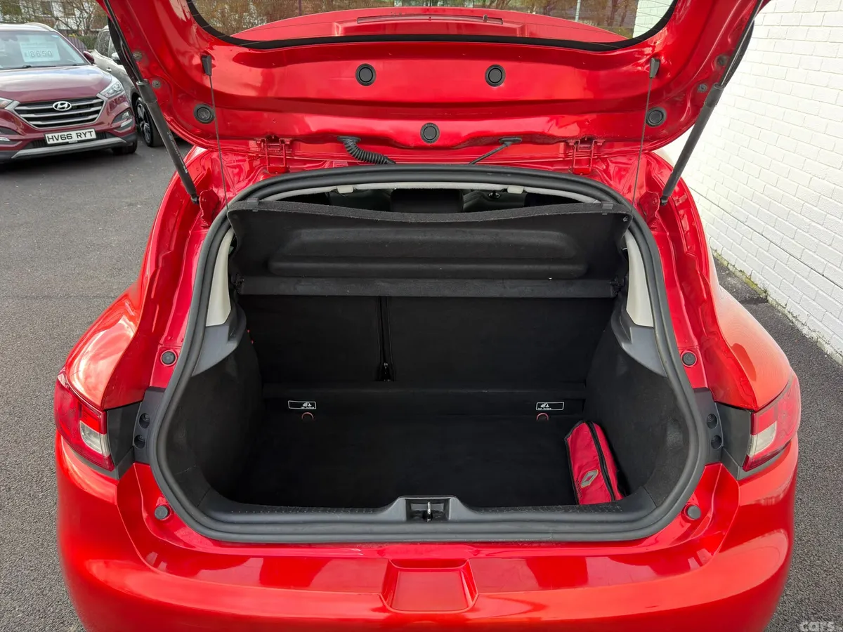 Renault Clio Hatchback, Diesel, 2016, Red