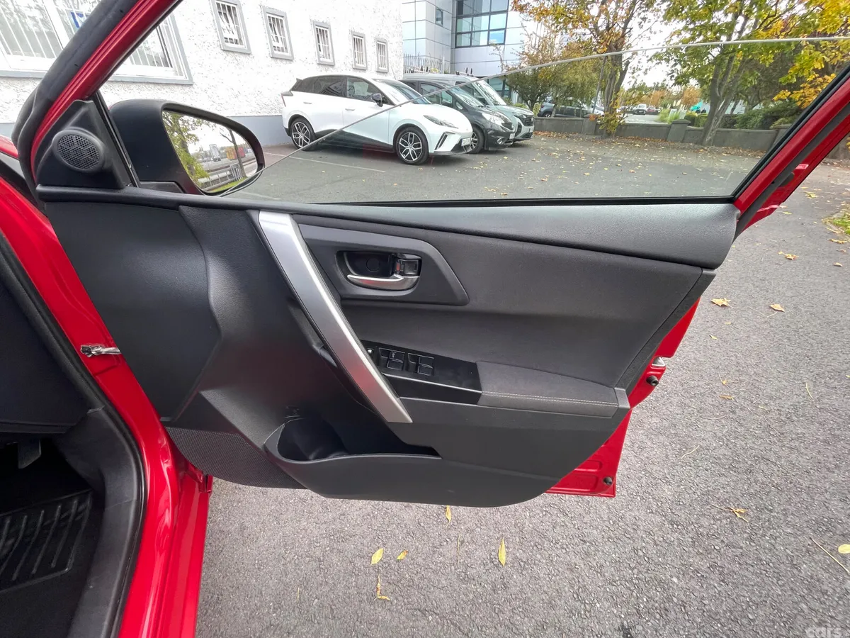 Toyota Auris Hatchback, Petrol Hybrid, 2015, Red