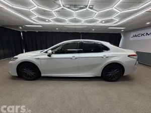 Toyota Camry Saloon, Petrol Hybrid, 2019, White