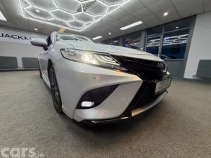 Toyota Camry Saloon, Petrol Hybrid, 2019, White