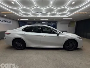 Toyota Camry Saloon, Petrol Hybrid, 2019, White