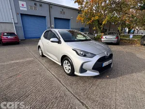 Toyota Yaris Hatchback, Petrol Hybrid, 2021, Silver