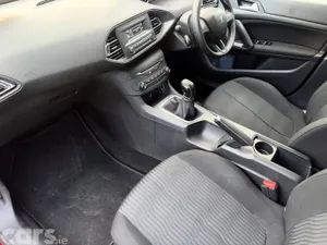 Peugeot 308 Hatchback, Petrol, 2017, Red