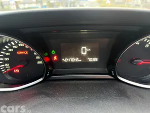 Peugeot 308 Hatchback, Petrol, 2017, Red