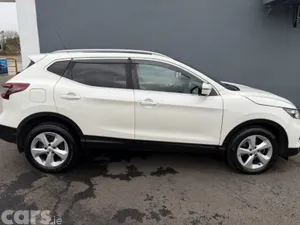 Nissan Qashqai MPV, Petrol, 2021, White