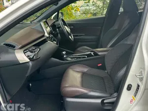 Toyota C-HR SUV, Petrol Hybrid, 2017, White