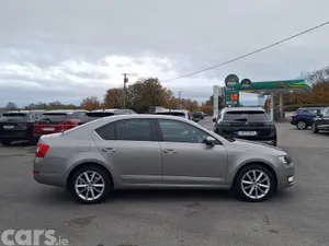 Skoda Octavia Saloon, Diesel, 2017, Yellow