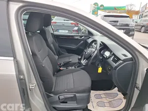 Skoda Octavia Saloon, Diesel, 2017, Yellow