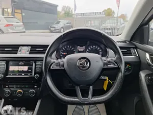 Skoda Octavia Saloon, Diesel, 2017, Yellow