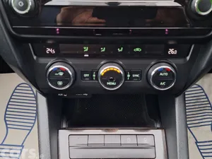 Skoda Octavia Saloon, Diesel, 2017, Yellow