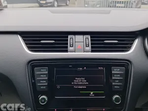 Skoda Octavia Saloon, Diesel, 2017, Yellow