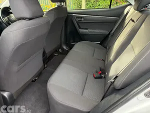 Toyota Corolla Saloon, Diesel, 2015, Silver