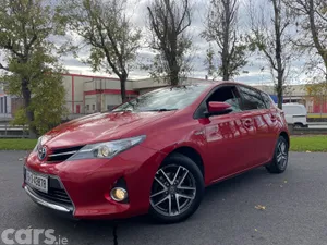 Toyota Auris Hatchback, Petrol Hybrid, 2015, Red